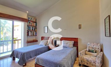 Casa en Venta en Cancún en Residencial Isla Dorada con Terraza frente a Muelle