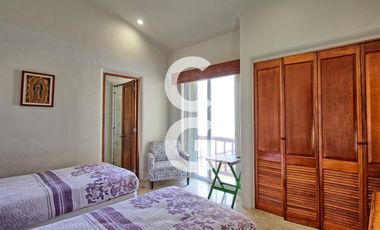 Casa en Venta en Cancún en Residencial Isla Dorada con Terraza frente a Muelle