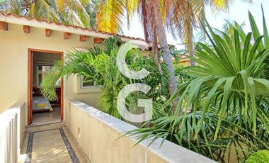 Casa en Venta en Cancún en Residencial Isla Dorada con Terraza frente a Muelle