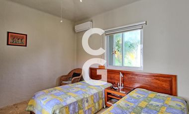 Casa en Venta en Cancún en Residencial Isla Dorada con Terraza frente a Muelle