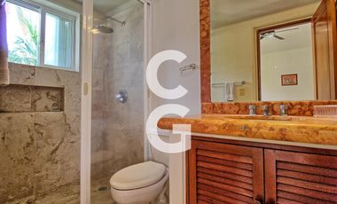 Casa en Venta en Cancún en Residencial Isla Dorada con Terraza frente a Muelle