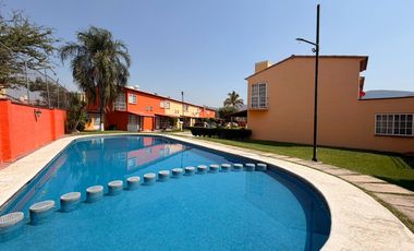 Casa en venta de 3 recámaras en proivada cerrada con alberca | Fracc. Las Garzas