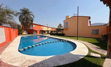 Casa en venta de 3 recámaras en proivada cerrada con alberca | Fracc. Las Garzas