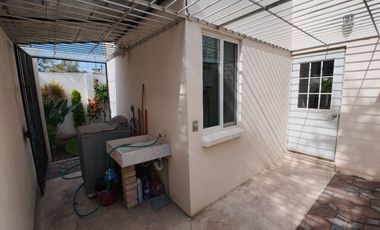 Casa en venta de 3 recámaras con roof garden y terreno excedente | Residencial Tulipanes