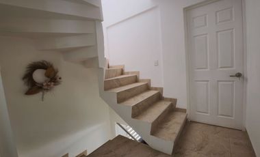 Casa en venta de 3 recámaras con roof garden y terreno excedente | Residencial Tulipanes