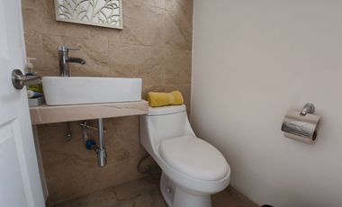Casa en venta de 3 recámaras con roof garden y terreno excedente | Residencial Tulipanes