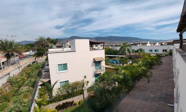 Casa en venta de 3 recámaras con roof garden y terreno excedente | Residencial Tulipanes