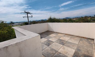 Casa en venta de 3 recámaras con roof garden y terreno excedente | Residencial Tulipanes