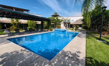 Casa en venta de 3 recámaras con roof garden y terreno excedente | Residencial Tulipanes