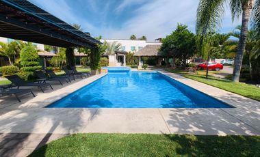 Casa en venta de 3 recámaras con roof garden y terreno excedente | Residencial Tulipanes