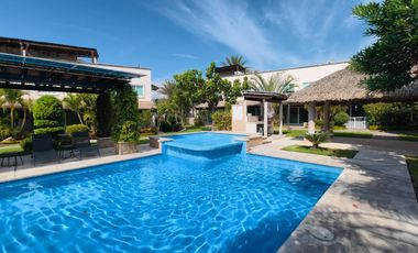 Casa en venta de 3 recámaras con roof garden y terreno excedente | Residencial Tulipanes