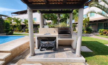Casa en venta de 3 recámaras con roof garden y terreno excedente | Residencial Tulipanes