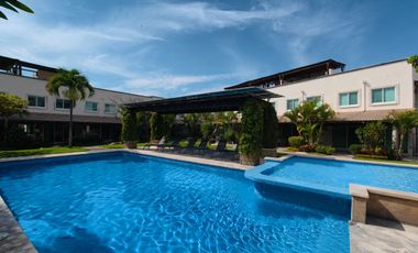 Casa en venta de 3 recámaras con roof garden y terreno excedente | Residencial Tulipanes