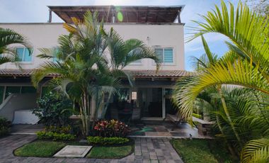 Casa en venta de 3 recámaras con roof garden y terreno excedente | Residencial Tulipanes