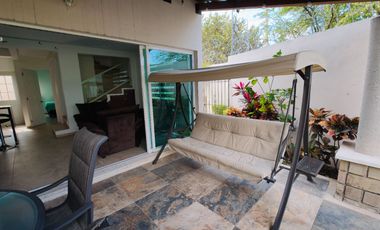 Casa en venta de 3 recámaras con roof garden y terreno excedente | Residencial Tulipanes
