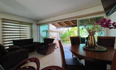 Casa en venta de 3 recámaras con roof garden y terreno excedente | Residencial Tulipanes