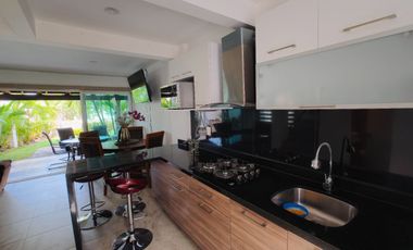 Casa en venta de 3 recámaras con roof garden y terreno excedente | Residencial Tulipanes