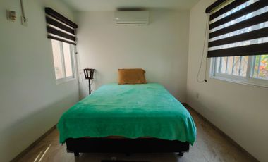 Casa en venta de 3 recámaras con roof garden y terreno excedente | Residencial Tulipanes