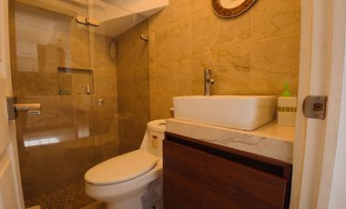 Casa en venta de 3 recámaras con roof garden y terreno excedente | Residencial Tulipanes