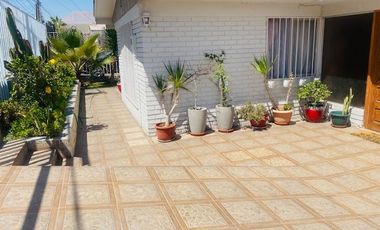 SE VENDE CASA EN PASAJE SALITRERA DALMACIA.