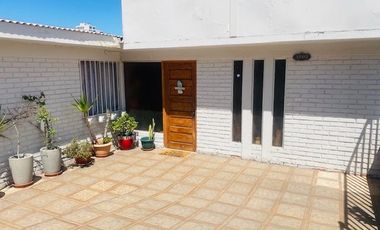 SE VENDE CASA EN PASAJE SALITRERA DALMACIA.
