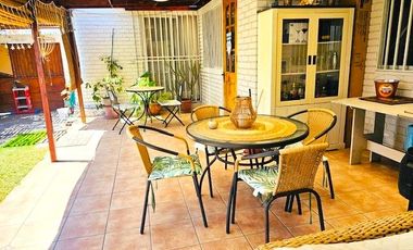 SE VENDE CASA EN PASAJE SALITRERA DALMACIA.