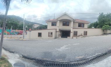 Propiedad comercial cerca del Aleman Humbolt