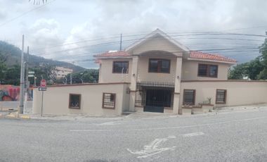 Propiedad comercial cerca del Aleman Humbolt