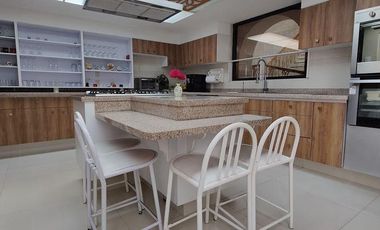Casa en Renta en Bosques De Las Lomas 3R/3.5B/5E - Jardin - Jacuzzi - 557m2