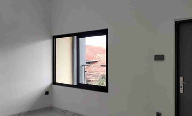 ✳️Di jual/For Sale
RUMAH BARU Minimalis 
Kopo Permai 
Strategis Bisa utk USAHA.
Hadap Timur, Lebar 7,5 mtr 2,5 Lt , SHM 
Lt 88 m2 , Lb 160 m2
4 KT, 3 KM
2200 Watt , Submersible.
Op Rp.1,45 m negoo trn ke 1.3 m
Info : 0822.1857.----
Teguh Budiman