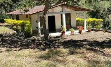 Se vende finca de 4 hectáreas con 5 construcciones totalmente equipadas en Intag apuela Cotacachi Imbabura Ecuador