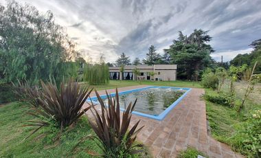 MODERNA CASA EN BARRIO GOLF