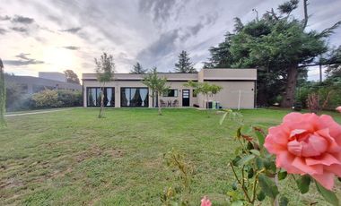 MODERNA CASA EN BARRIO GOLF