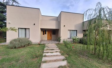 MODERNA CASA EN BARRIO GOLF