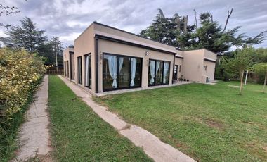 MODERNA CASA EN BARRIO GOLF