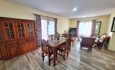 MODERNA CASA EN BARRIO GOLF