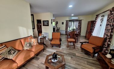 MODERNA CASA EN BARRIO GOLF