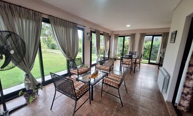 MODERNA CASA EN BARRIO GOLF