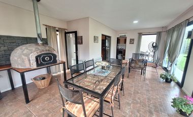 MODERNA CASA EN BARRIO GOLF