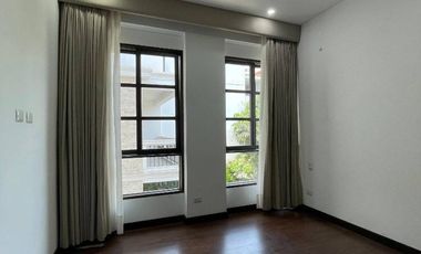 SAN ISIDRO - CASA DE LUJO EN ALQUILER - ZONA EXCLUSIVA CON PATIO AMPLIO