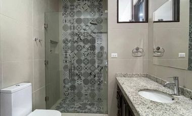 SAN ISIDRO - CASA DE LUJO EN ALQUILER - ZONA EXCLUSIVA CON PATIO AMPLIO