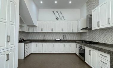 SAN ISIDRO - CASA DE LUJO EN ALQUILER - ZONA EXCLUSIVA CON PATIO AMPLIO