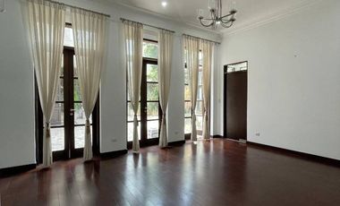 SAN ISIDRO - CASA DE LUJO EN ALQUILER - ZONA EXCLUSIVA CON PATIO AMPLIO