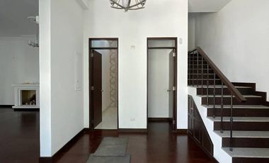 SAN ISIDRO - CASA DE LUJO EN ALQUILER - ZONA EXCLUSIVA CON PATIO AMPLIO