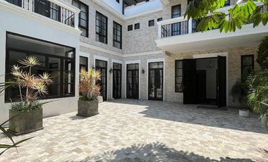 SAN ISIDRO - CASA DE LUJO EN ALQUILER - ZONA EXCLUSIVA CON PATIO AMPLIO