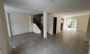 vendo casa en la Rioja etapa Asturias de dos plantas con tres dormitorios con baños y closets planta baja dos salas , comedor , cocina amplia , patio