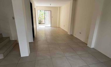 vendo casa en la Rioja etapa Asturias de dos plantas con tres dormitorios con baños y closets planta baja dos salas , comedor , cocina amplia , patio