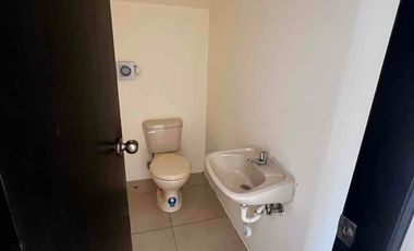 vendo casa en la Rioja etapa Asturias de dos plantas con tres dormitorios con baños y closets planta baja dos salas , comedor , cocina amplia , patio