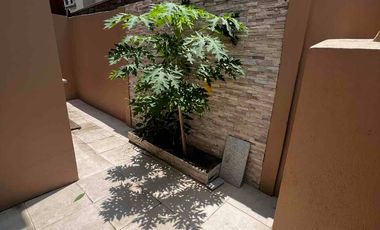 vendo casa en la Rioja etapa Asturias de dos plantas con tres dormitorios con baños y closets planta baja dos salas , comedor , cocina amplia , patio