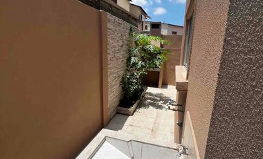 vendo casa en la Rioja etapa Asturias de dos plantas con tres dormitorios con baños y closets planta baja dos salas , comedor , cocina amplia , patio